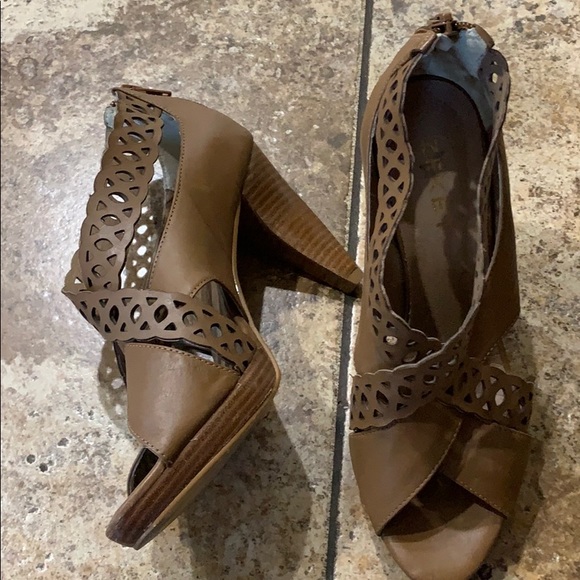 NWT Zeket brown strappy peep toe heels - Picture 4 of 4